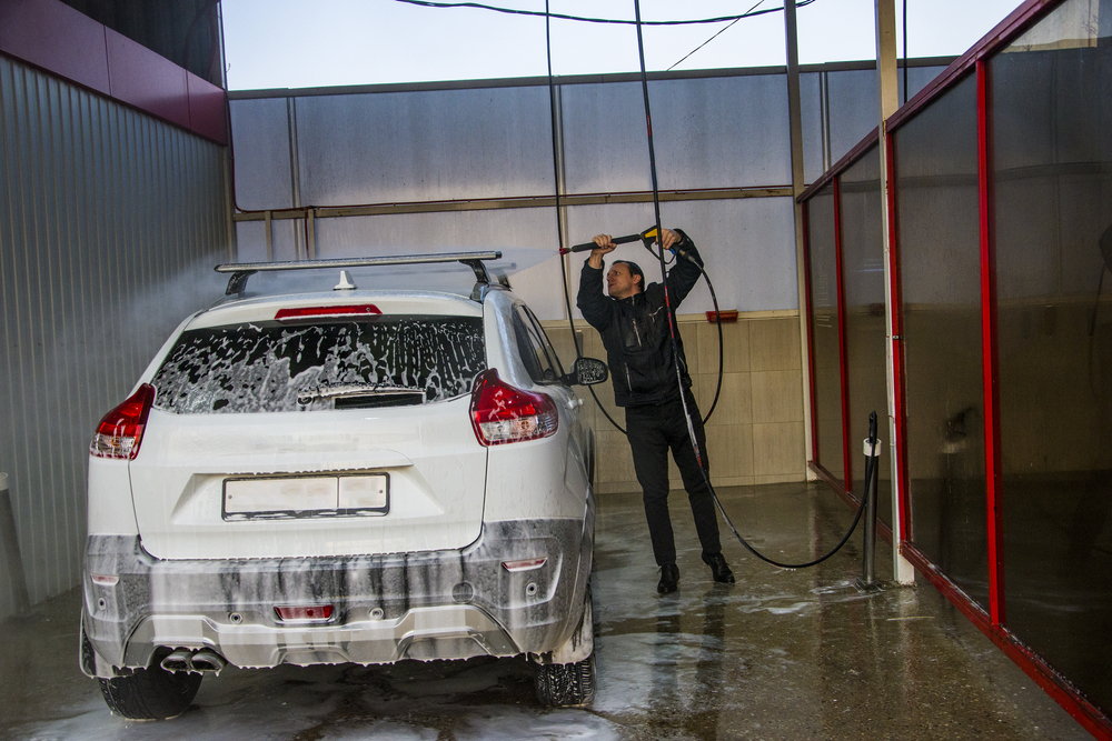 A,Human,Worker,Under,High,Pressure,Washes,A,Car,With
